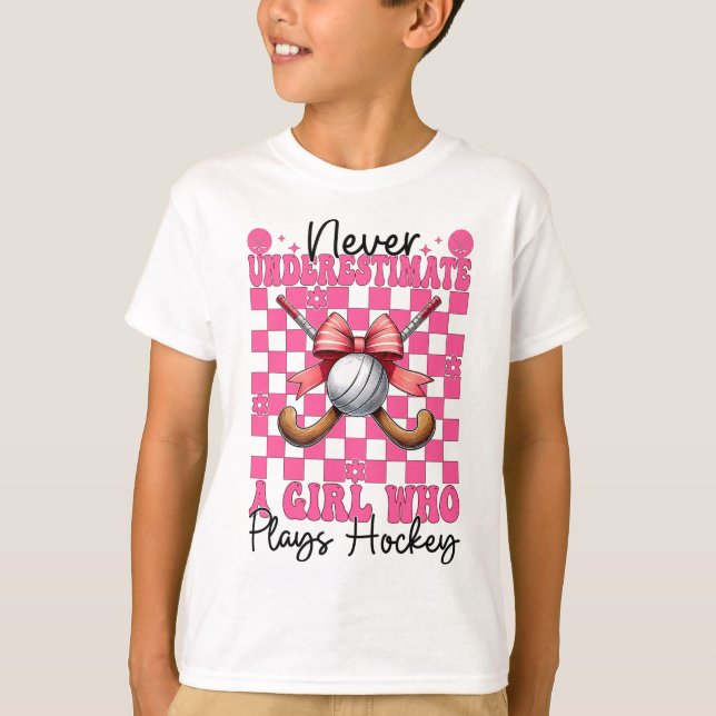 Camiseta Never Underestimate A Girl Who Plays Hockey Coquet (Frente)