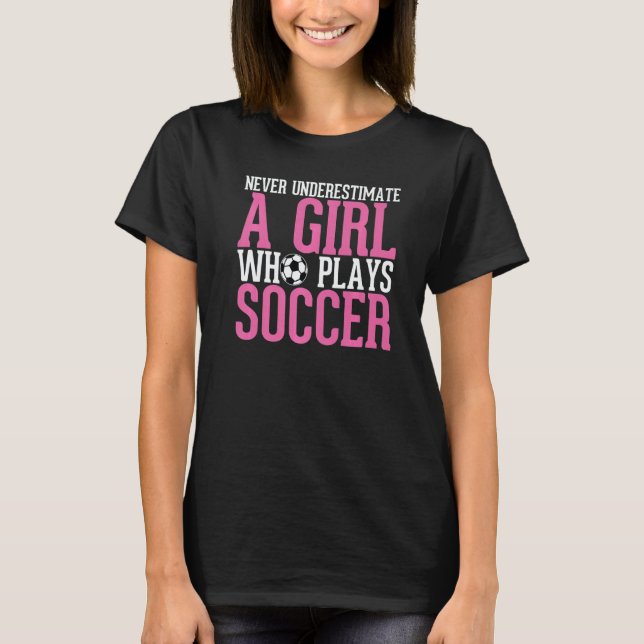 Camiseta Never Underestimate A Girl Who Plays Soccer  Girls (Frente)
