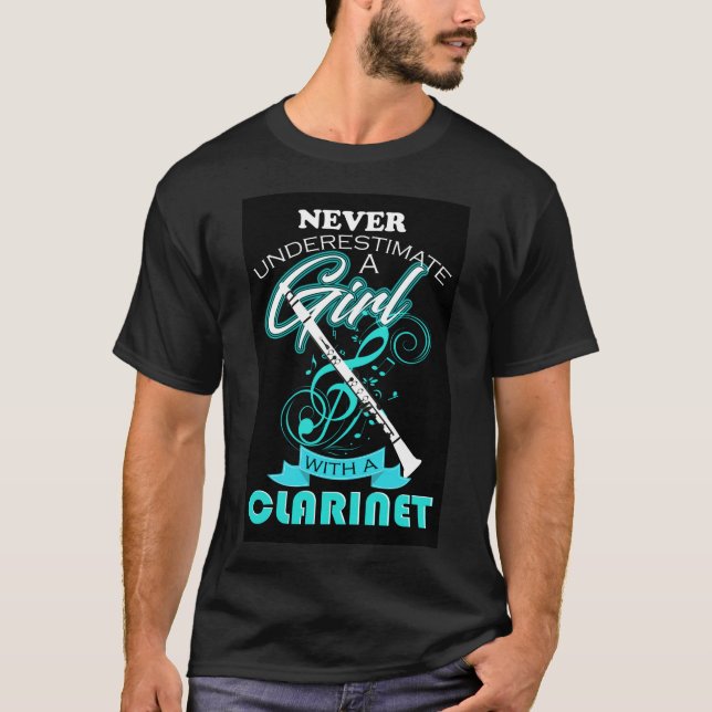 Camiseta Never Underestimate A Girl With A Clarinet (Frente)