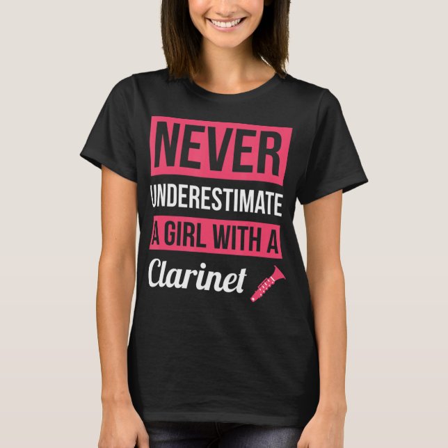 Camiseta Never Underestimate A Girl With A Clarinet This fu (Frente)