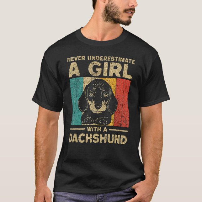 Camiseta Never Underestimate A Girl With A Dachshund (Frente)