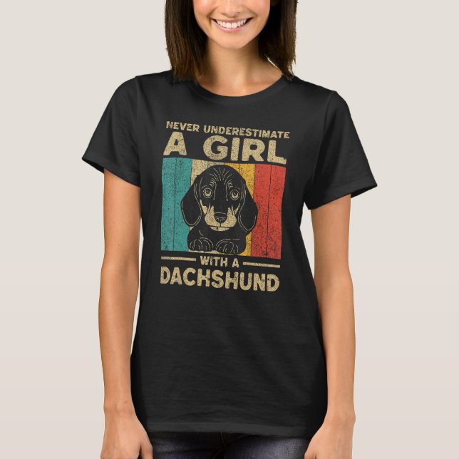 Camiseta Never Underestimate A Girl With A Dachshund (Frente)