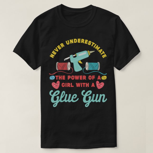 Camiseta Never Underestimate A Girl with A Glue Gun  Crafty (Frente do Design)