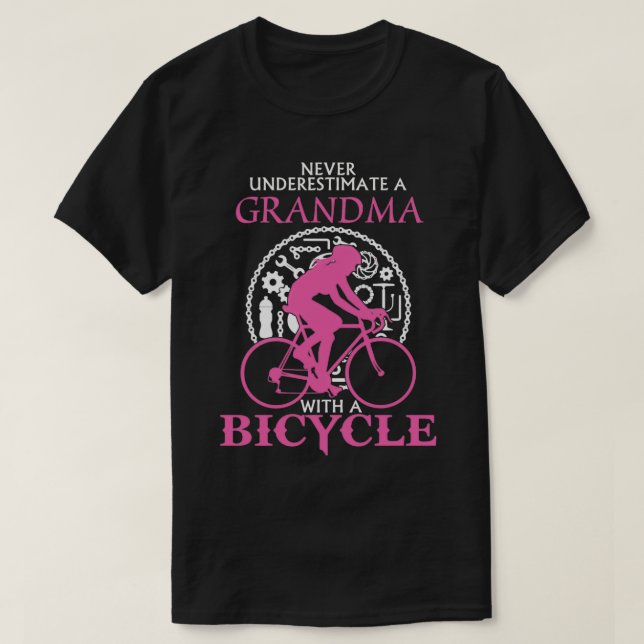 Camiseta Never Underestimate A Grandma  With A Bicycle   Bi (Frente do Design)
