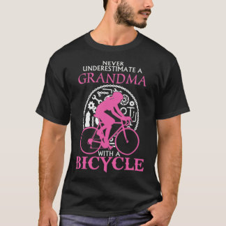 Camiseta Never Underestimate A Grandma With A Bicycle Bi