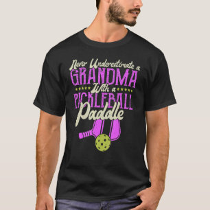 Camiseta Never Underestimate A Grandma with a Pickleball Pa