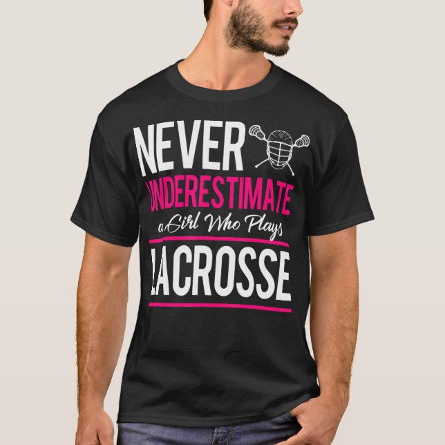 Camiseta Never Underestimate A Gril Who Plays Lacrosse Lacr (Frente)