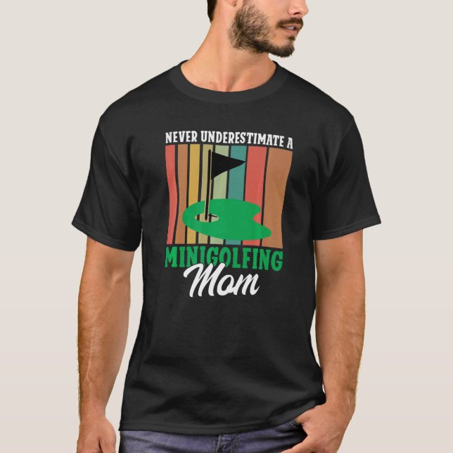 Camiseta Never underestimate a Minigolfing Mom Mini Golf Mo (Frente)