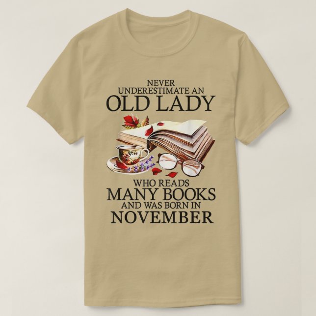 Camiseta Never Underestimate A November Lady Who Reads Many (Frente do Design)