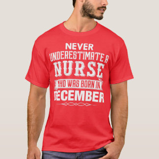Camiseta Never Underestimate A NURSE Who Was Born In Decemb