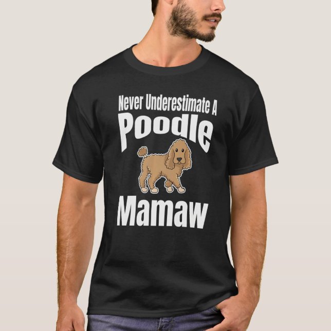 Camiseta Never Underestimate A Poodle Mamaw Dog Lover Owner (Frente)