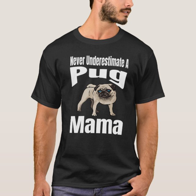 Camiseta Never Underestimate A Pug Mama Dog Lover Owner Fun (Frente)