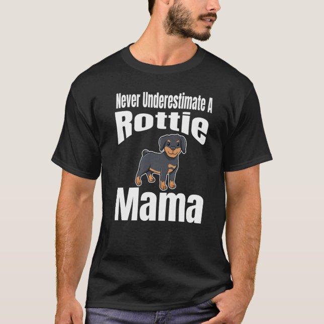 Camiseta Never Underestimate A Rottie Mama Dog Lover Owner  (Frente)