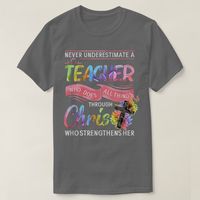 Camiseta Never Underestimate A Teacher Who Does All Things  (Frente do Design)