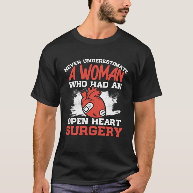 Camiseta Never Underestimate A Woman Who Had An Open Heart  (Frente)