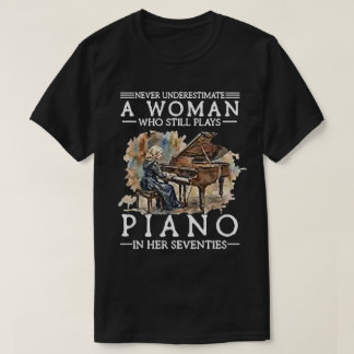 Camiseta Never Underestimate a Woman Who Plays Piano in Her