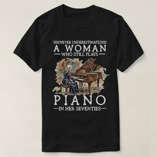 Camiseta Never Underestimate a Woman Who Plays Piano in Her (Frente do Design)