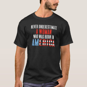 Camiseta Never underestimate a Woman who was born in Americ