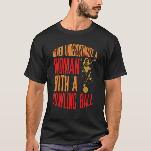 Camiseta Never Underestimate A Woman With A Bowling Ball Fu (Frente)