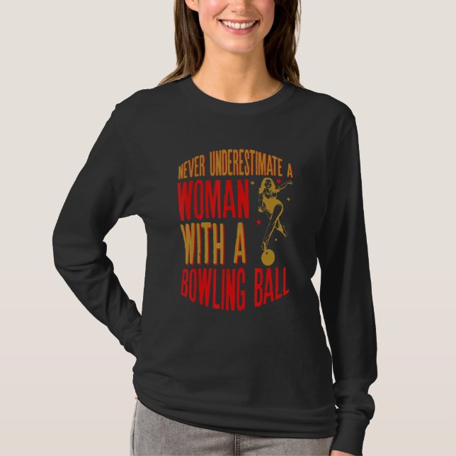 Camiseta Never Underestimate A Woman With A Bowling Ball Fu (Frente)