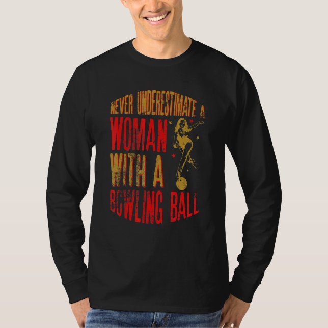 Camiseta Never Underestimate A Woman With A Bowling Ball Fu (Frente)