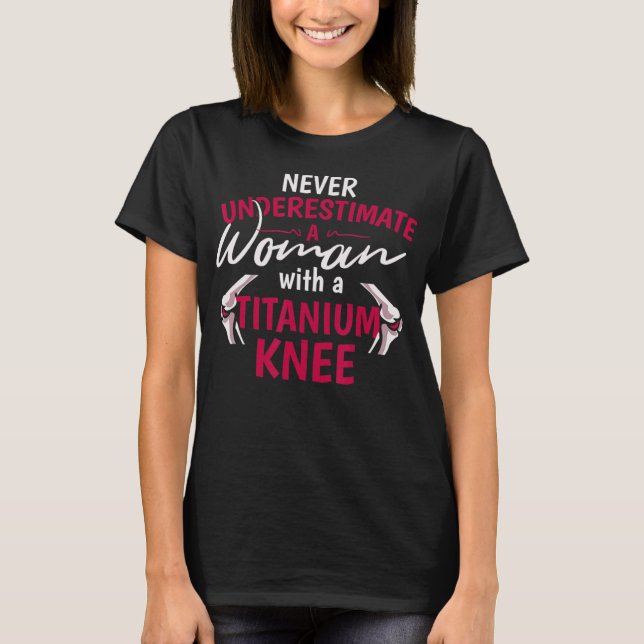 Camiseta Never Underestimate A Woman With A Titanium Knee S (Frente)