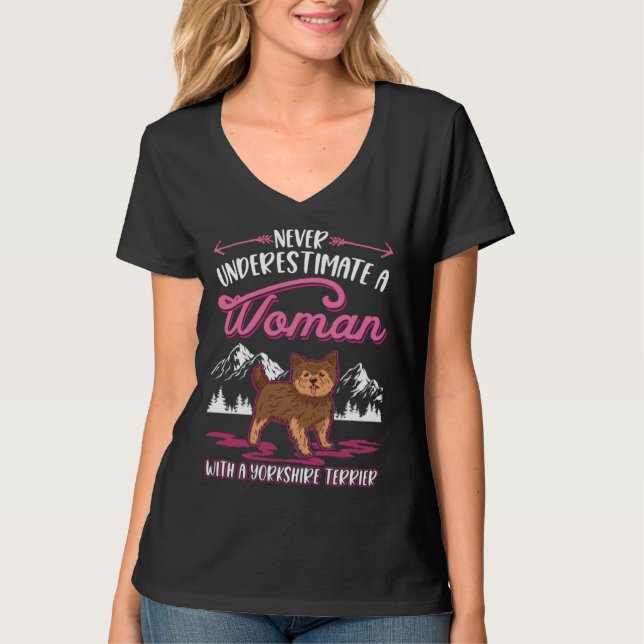 Camiseta Never underestimate a woman with a Yorkshire Terri (Frente)