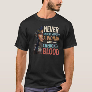 Camiseta Never Underestimate A Woman With Cherokee Blood Pr
