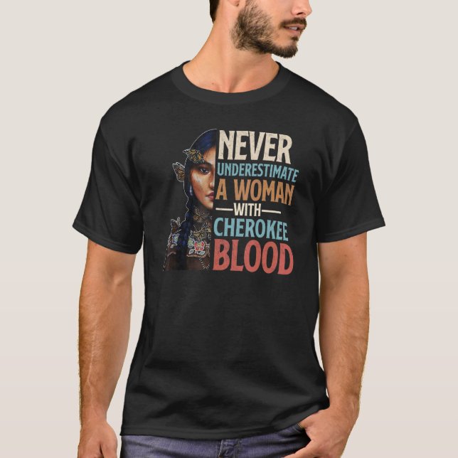 Camiseta Never Underestimate A Woman With Cherokee Blood Pr (Frente)