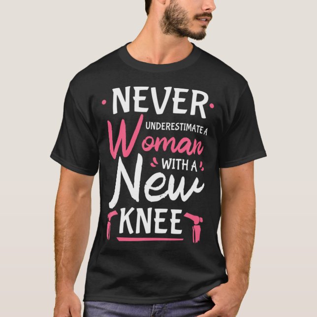 Camiseta Never Underestimate A Women New Knee Replacement S (Frente)