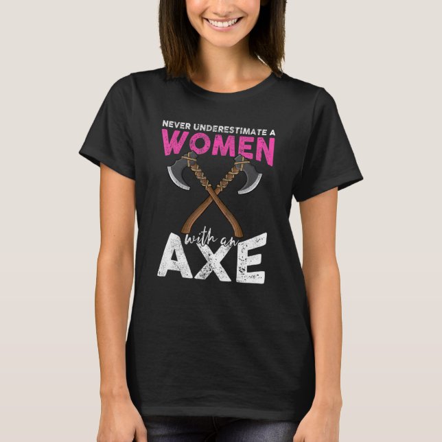 Camiseta Never underestimate a women with an axe throwing h (Frente)