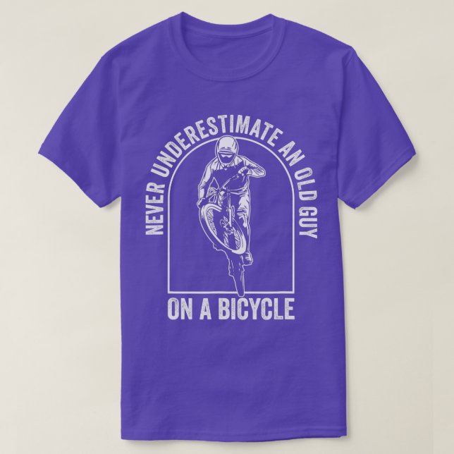 Camiseta Never Underestimate An Old Guy On A Bicycle Cyclin (Frente do Design)