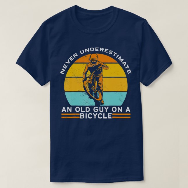 Camiseta Never Underestimate An Old Guy On A Bicycle Retro  (Frente do Design)
