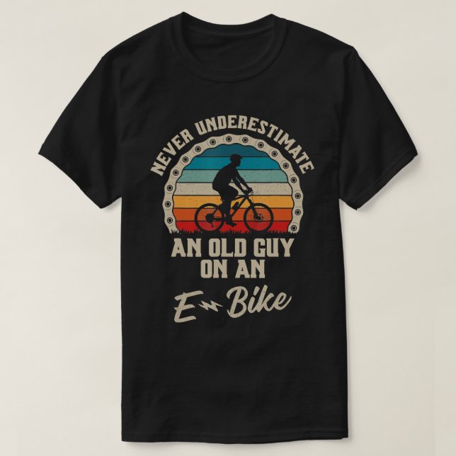 Camiseta Never Underestimate An Old Guy On An EBike Biking  (Frente do Design)