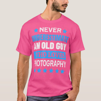 Camiseta Never Underestimate An Old Guy Who Loves Photograp