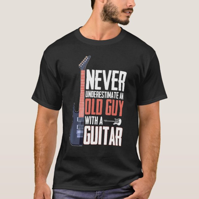 Camiseta Never Underestimate An Old Guy With A Guitar (Frente)