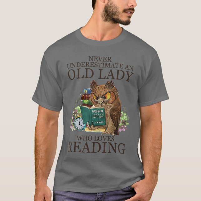Camiseta Never Underestimate An Old Lady Who Loves Reading  (Frente)