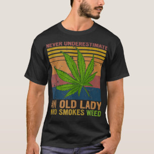Camiseta Never Underestimate An Old Lady Who Smokes Weed Gi