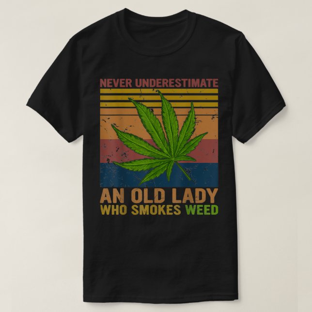 Camiseta Never Underestimate An Old Lady Who Smokes Weed Gi (Frente do Design)