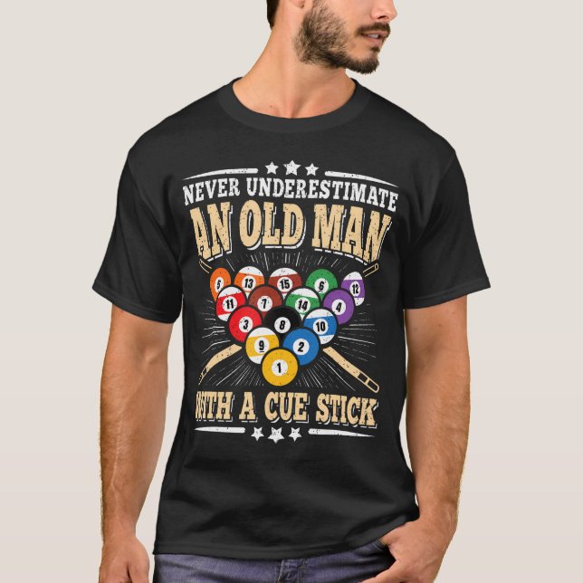 Camiseta Never Underestimate An Old Man Cue Stick Pool Bill (Frente)