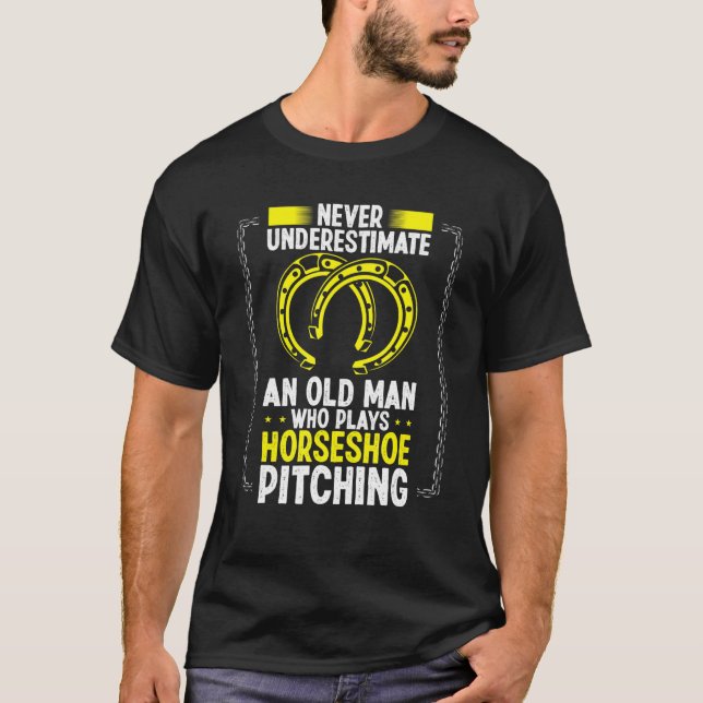 Camiseta Never Underestimate An Old Man Horseshoe Pitching  (Frente)