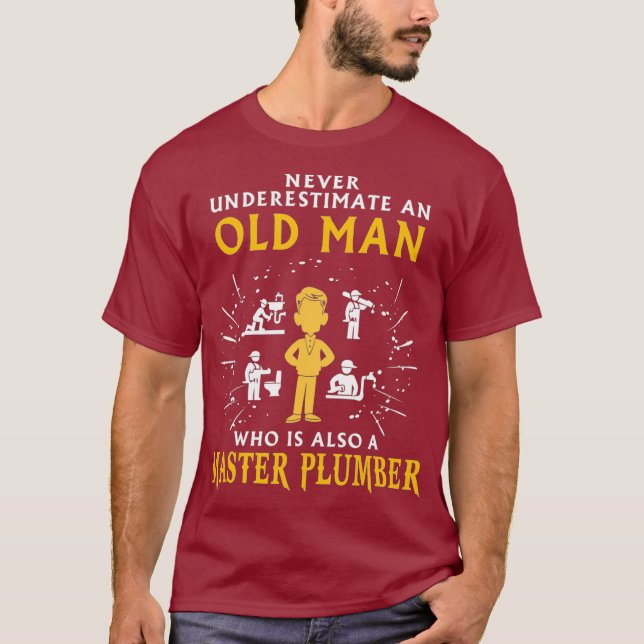 Camiseta Never underestimate an old man Master Plumber (Frente)