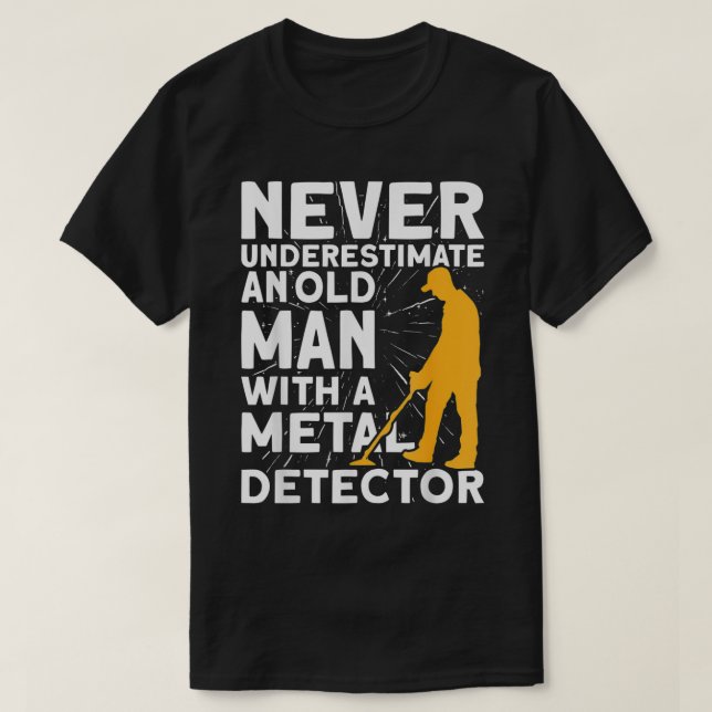 Camiseta Never underestimate an old Man Metal Detecting  (Frente do Design)