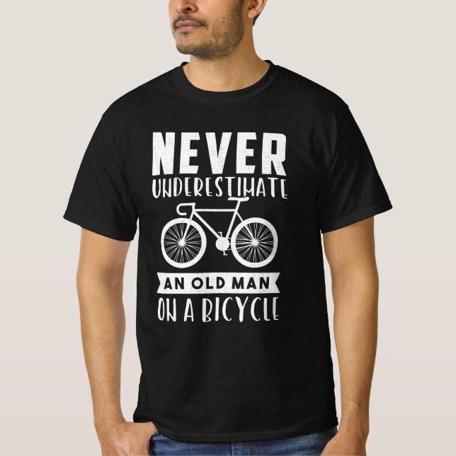 Camiseta Never Underestimate An Old Man On A Bicycle (Frente)