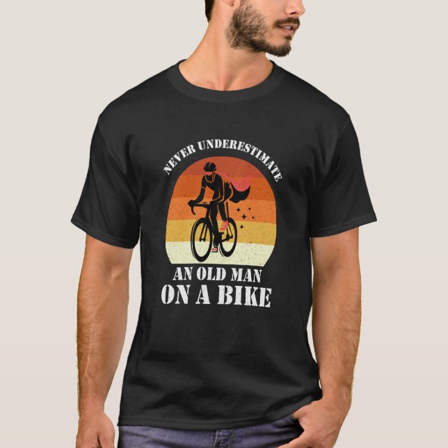 Camiseta Never Underestimate An Old Man On A Bike Fun Bicyc (Frente)