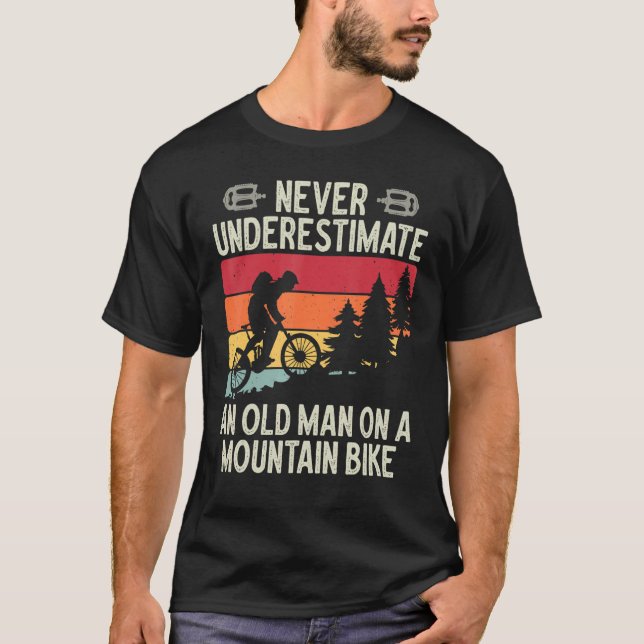 Camiseta Never Underestimate An Old Man On A Mountain Bike  (Frente)