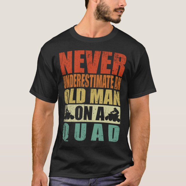 Camiseta Never Underestimate An Old Man On A Quad Father's  (Frente)