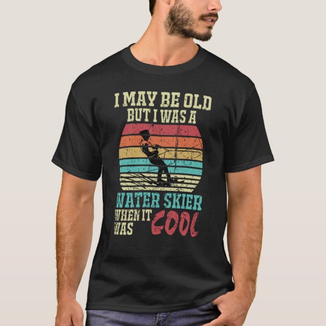 Camiseta Never Underestimate An Old Man On A Ski Skiing Ski (Frente)