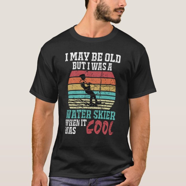 Camiseta Never Underestimate An Old Man On A Ski Skiing Ski (Frente)