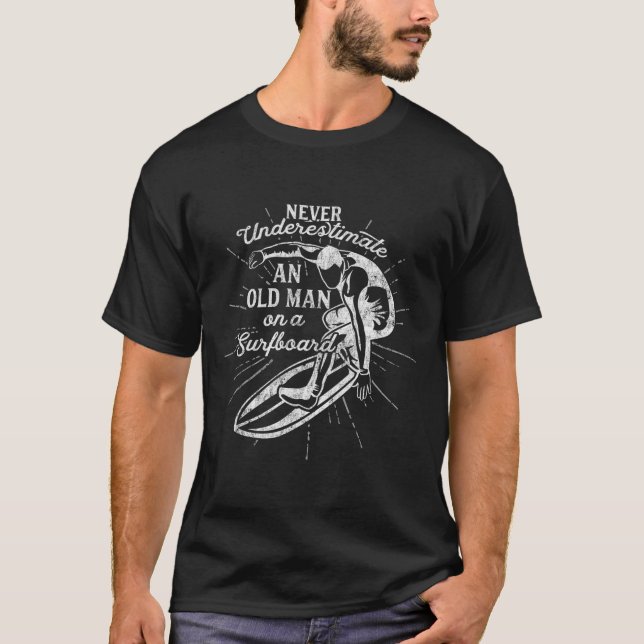Camiseta Never Underestimate An Old Man On A Surfboard-funn (Frente)